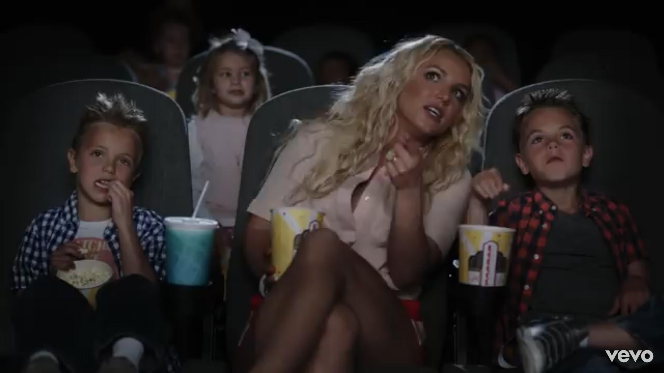 Oilaviy porno: eri mushukni yalaydi Shahar boylab külotsiz porno