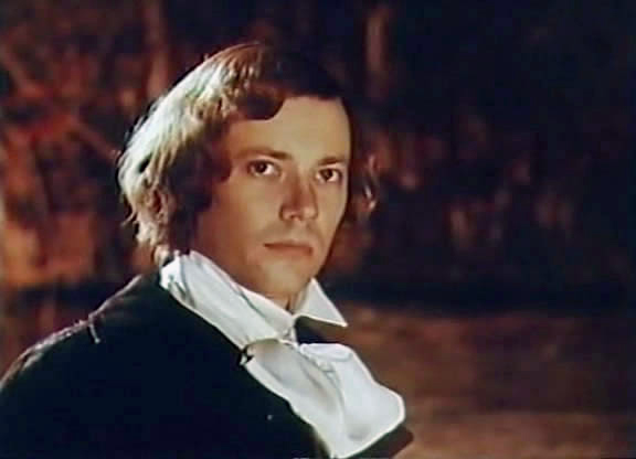 Qizlarning yigitga siyishini tomosha qiling