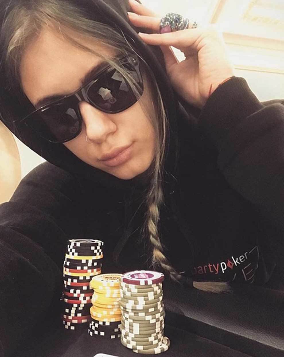 Birini sikish, ikkinchisini yalash videosi Toy kechasida yalangoch kelinlarning fotosuratlari