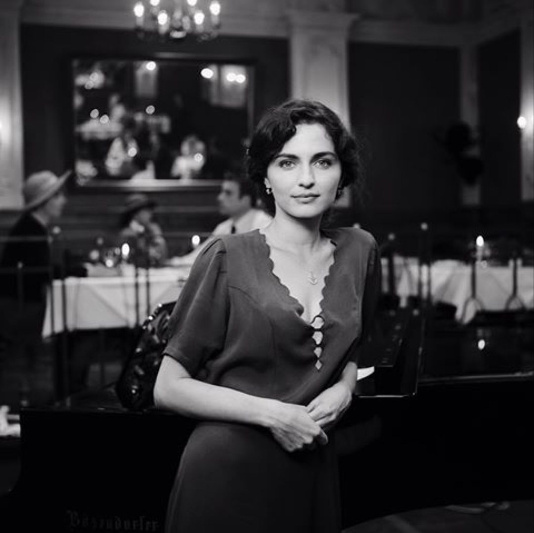 MV5BODg0MDZiZmItNGM0OC00ZWRmLWI5MjgtZTFh