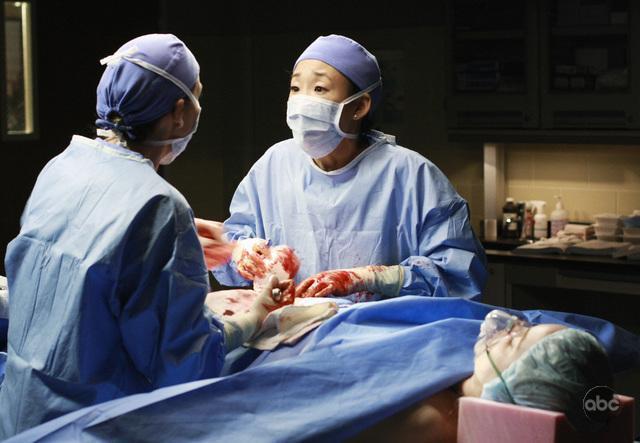 Sandra Oh and Ellen Pompeo in Grey's Anatomy (2005)