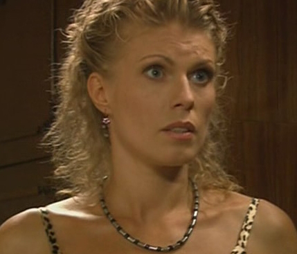 Yigitlar va qizlar kamera oldida jilmayishadi