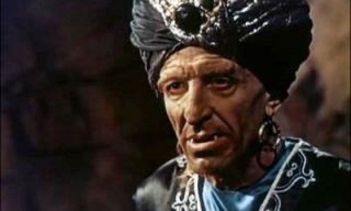 Ikki mushakli yigit divanda otirib, ozlarini va bir-birlarini silkitib, bir vaqtning ozida kamming q Men rusni sikmoqchiman