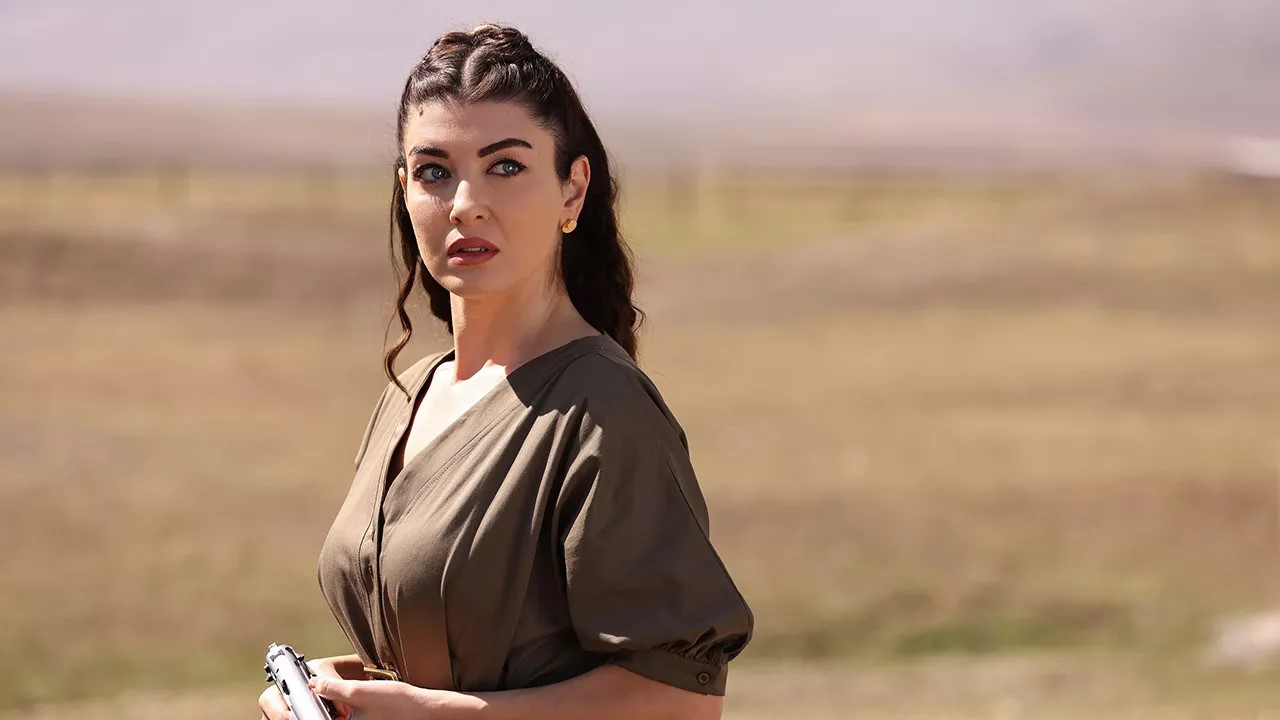 Sariq shim kiygan qizlarning fotosuratlari