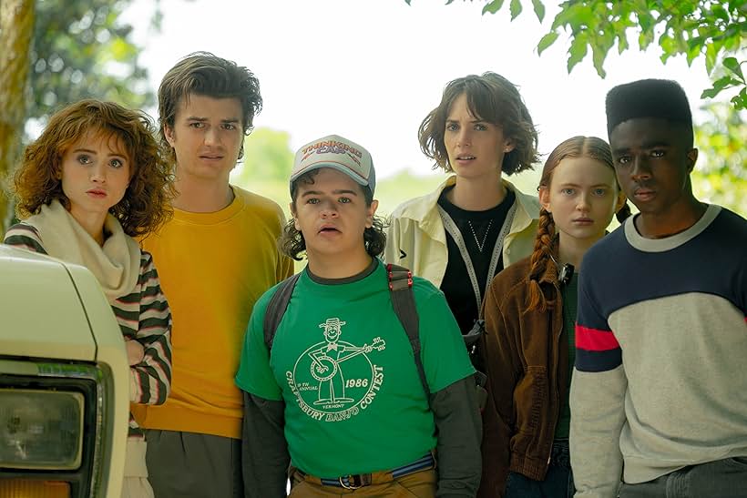 Maya Hawke, Natalia Dyer, Caleb McLaughlin, Sadie Sink, Joe Keery, and Gaten Matarazzo in Stranger Things (2016)