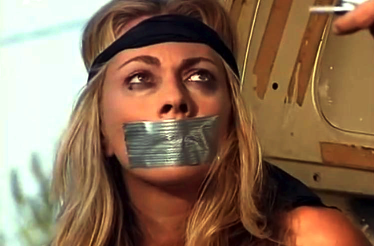 Porno xotin erining oldida sikishadi