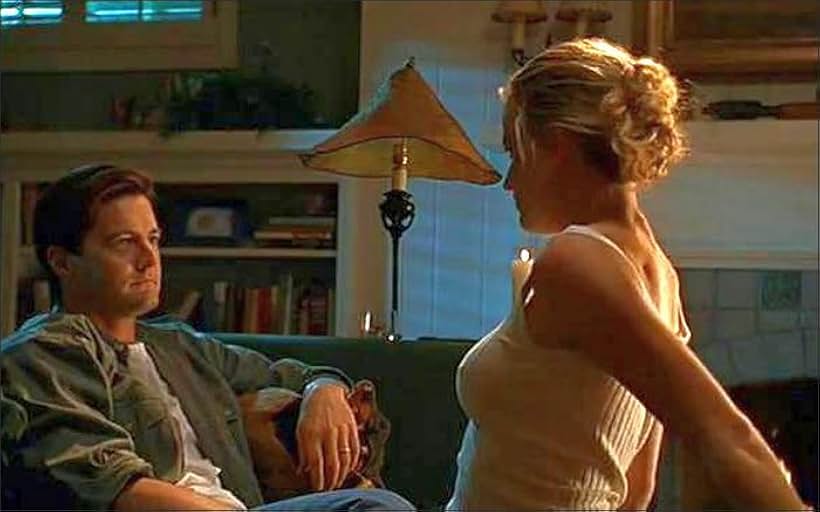 Elisabeth Shue and Kyle MacLachlan in The Trigger Effect (1996)