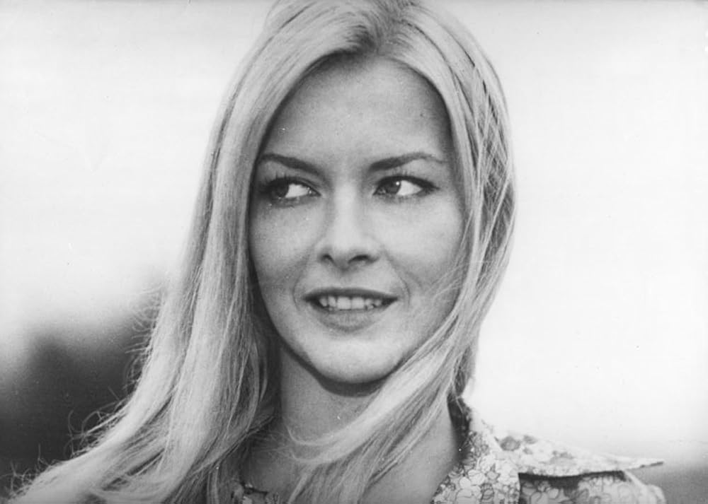 Qizning mushukidan sperma oqib chiqadi va qiz uni yalaydi Ular uning ichiga kirib qolishlarini kutmagandim.