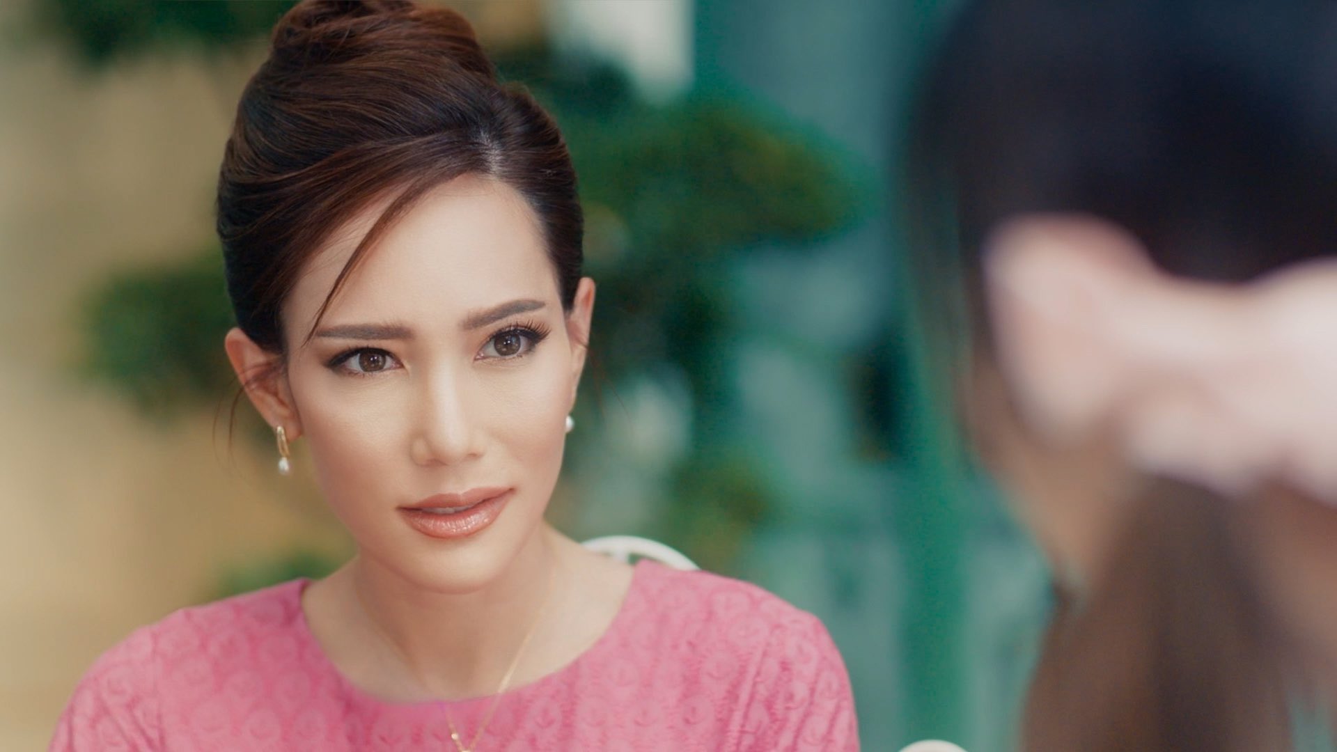 ซีรีส์ ปิ่นภักดิ์ The Loyal Pin 2567 ใต้ร่มเงาของวังวนแห่งราชสกุล ความผูกพันของ หม่อมเจ้าหญิงอนิลภัทร และ หม่อมราชวงศ์ปิลันธิตา นั้นลึกซึ้งเกินกว่าจะนิยามด้วยคำว่า 'ญาติ' หรือ 'สหายวัยเยาว์' การจากลาเพื่อไปศึกษาต่อที่อังกฤษได้จุดประกายความรู้สึกบางอย่างในพระทัยของท่านหญิงอนิลภัทรให้ชัดเจน เมื่อเธอกลับมา…จึงตระหนักว่าความรักที่ซ่อนเร้นมานานได้เบ่งบานเต็มที่ ทว่า…ดอกรักนี้กลับผลิบานในฤดูกาลที่ไม่เหมาะสม เพราะหม่อมราชวงศ์ปิลันธิตาถูกผูกมัดด้วยพันธสัญญาแห่งการหมั้นหมายกับ คุณชายเกื้อเกียรติ ตำแหน่ง ฐานันดร และขนบสังคมที่เคร่งครัด ได้กลายเป็นกำแพงสูงเสียดฟ้าที่ขวางกั้นสองดวงใจ 7 MV5BOTBhMmQ4OTYtMTA2NS00NThkLWI5OTYtMmQ0YWY3YTMwNGRjXkEyXkFqcGc@. V1