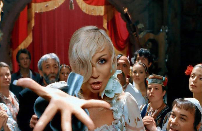 Qorongi taytdagi ayollar fotosurati