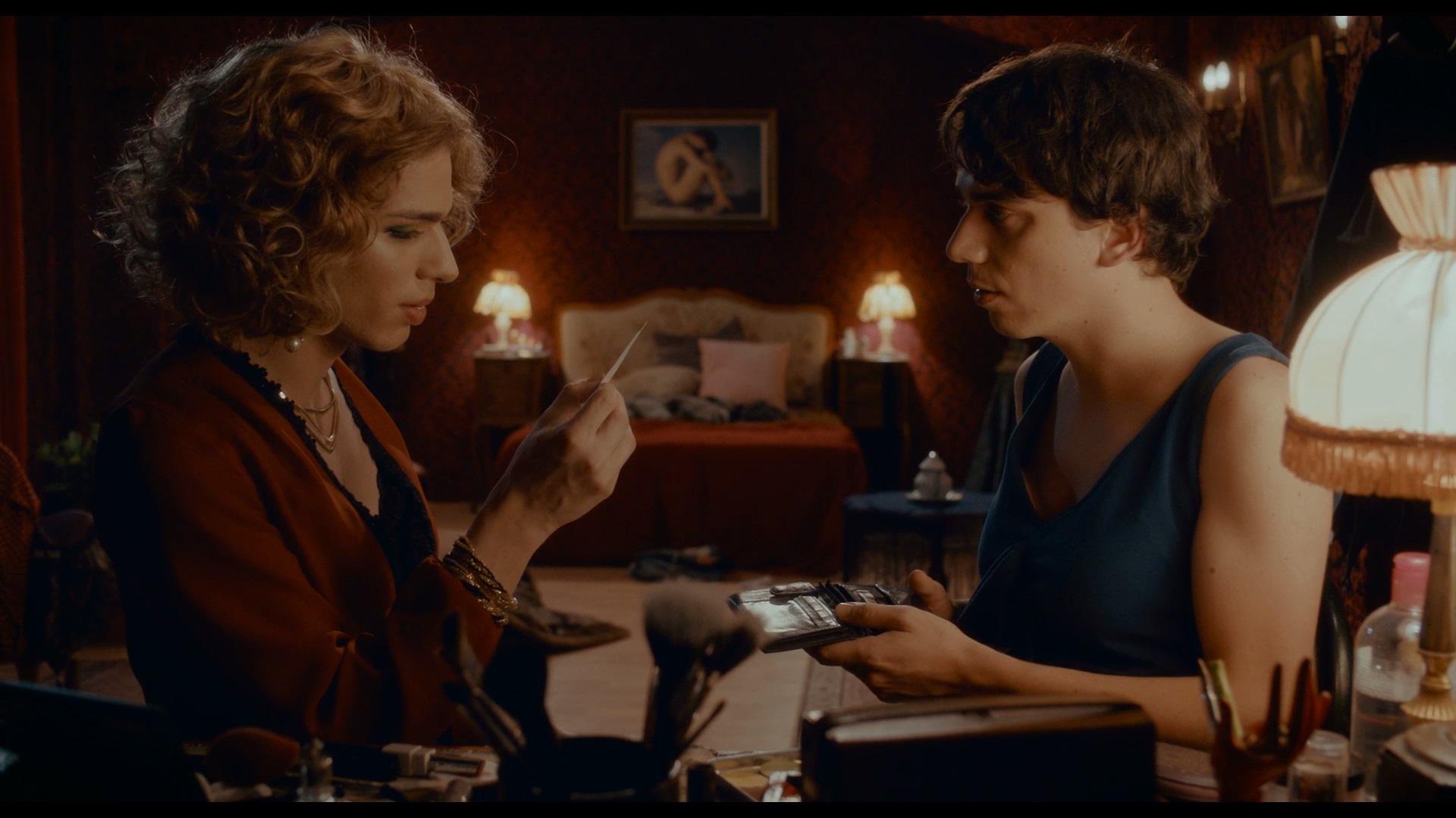 Porno video xotinning eri bilan opishi Videoda qiz yalangoch mashq qilmoqda.