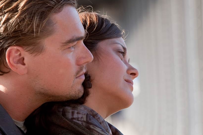 Leonardo DiCaprio and Marion Cotillard in चक्रव्युह (2010)