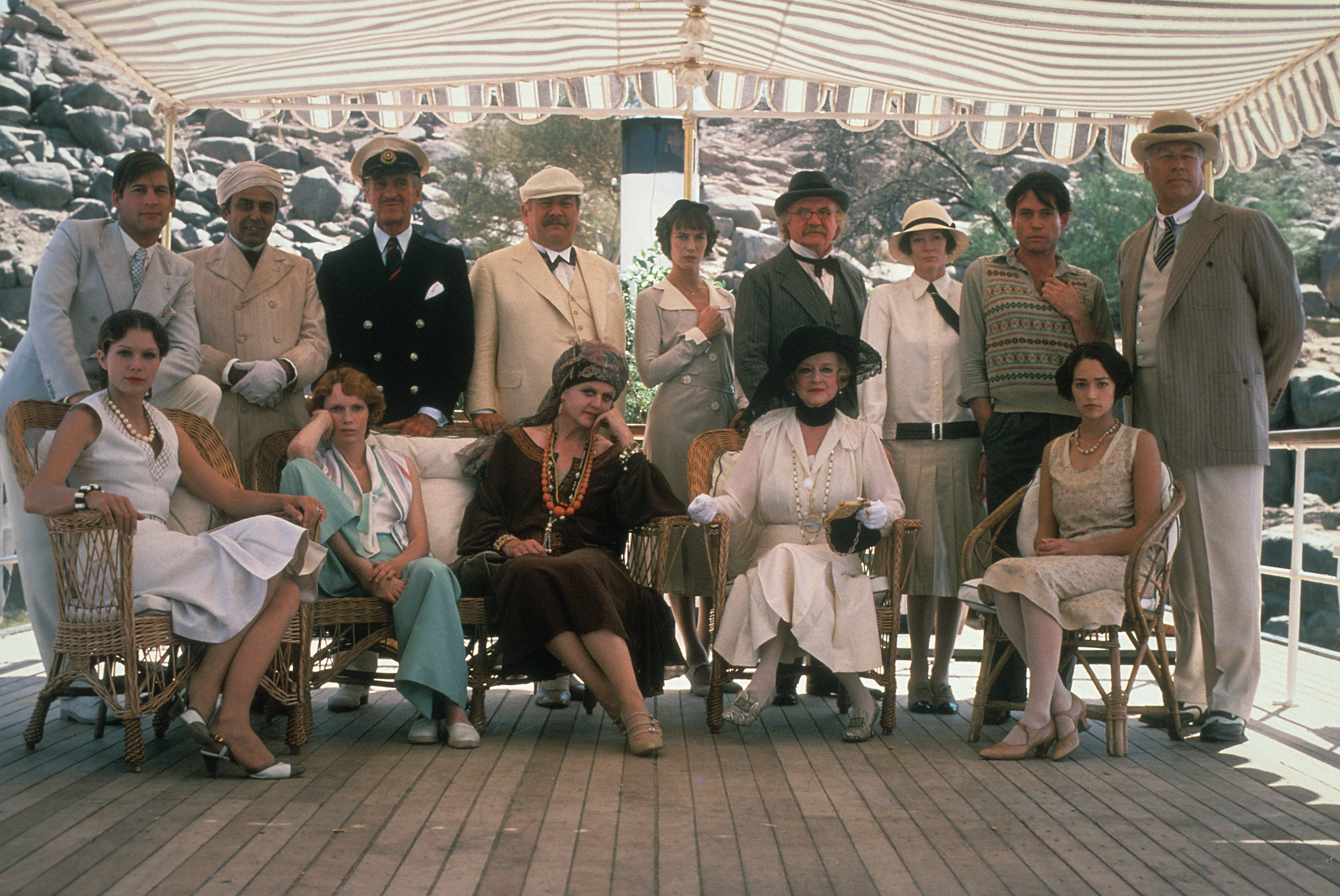 Bette Davis, David Niven, Jane Birkin, Lois Chiles, Mia Farrow, Olivia Hussey, George Kennedy, Angela Lansbury, Maggie Smith, Peter Ustinov, Jon Finch, I.S. Johar, Simon MacCorkindale, and Jack Warden in Tod auf dem Nil (1978)