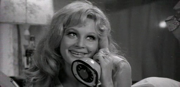 Porno oyogini eshagiga qoydi