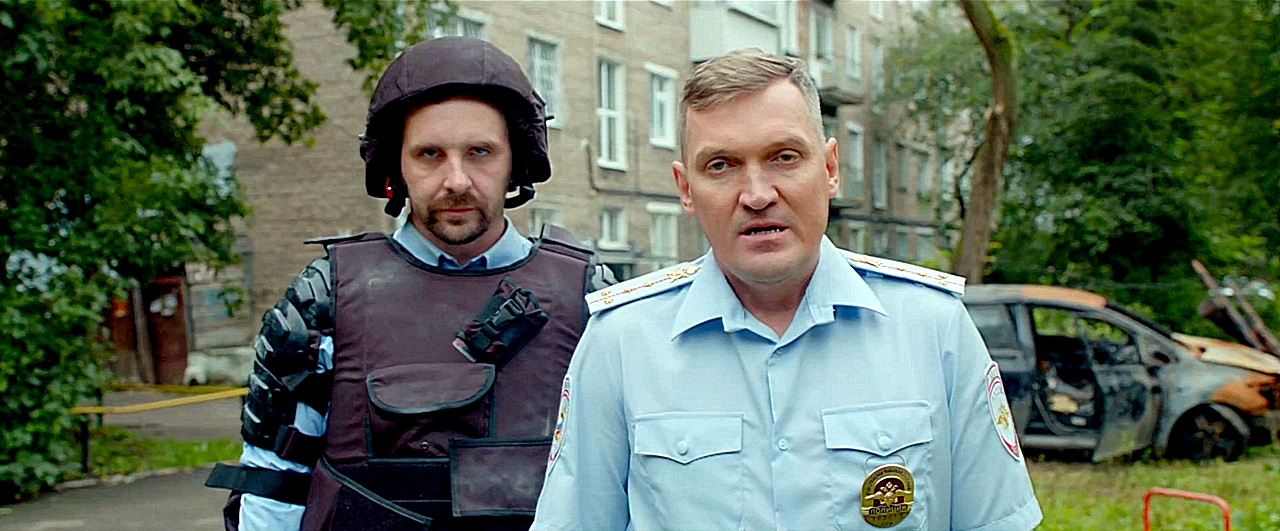 Pussy toliq ekranda Sharbati kop oqayotgan mushukning fotosurati