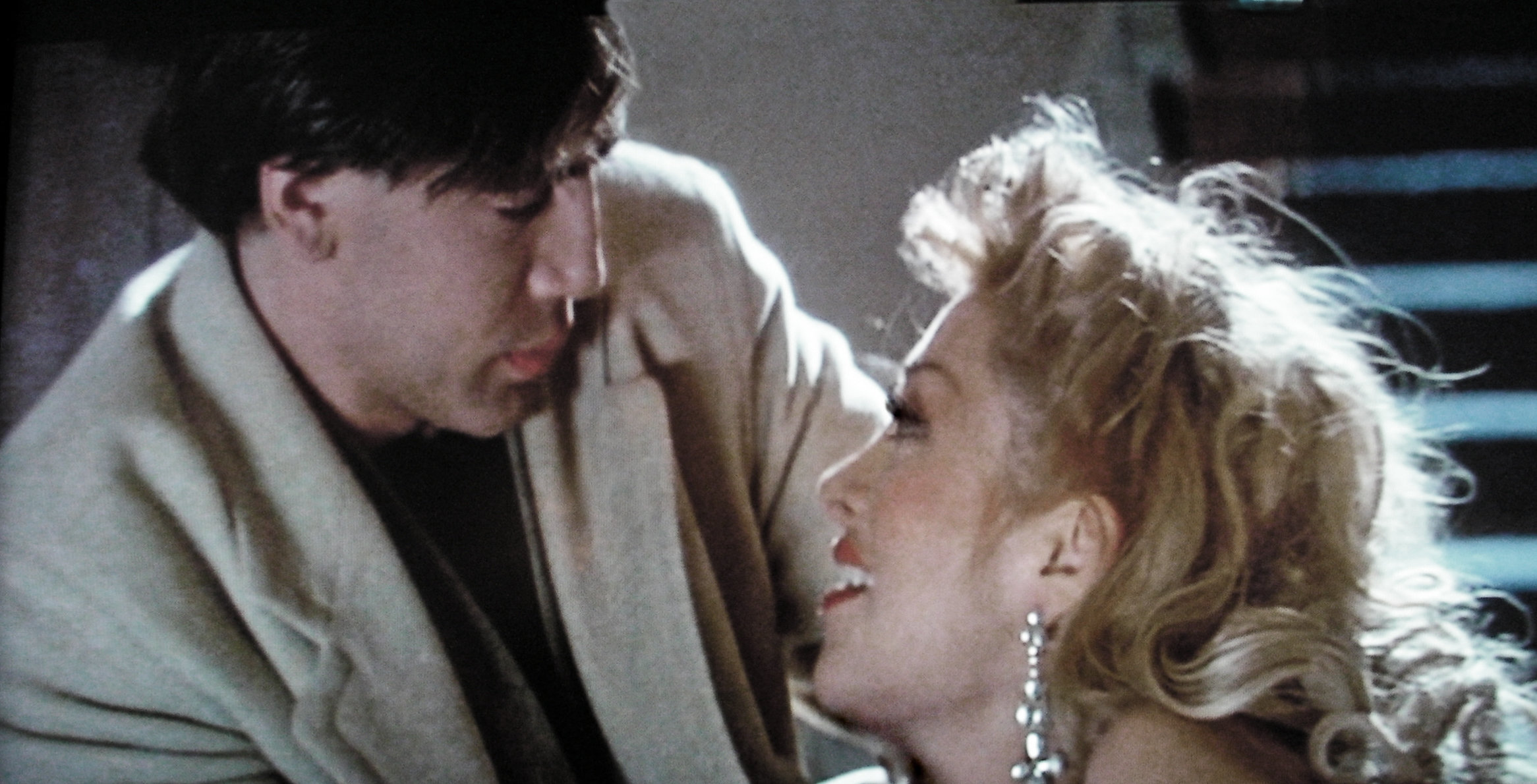 Javier Bardem and Tres Hanley in Mouth to Mouth (1995)