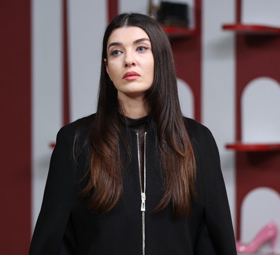 Katta kokrak va vibrator bilan porno Time va Glass guruhi jinsiy aloqada bolgan