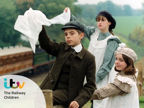 Jack Blumenau, Jemima Rooper, and Clare Thomas in The Railway Children (2000)