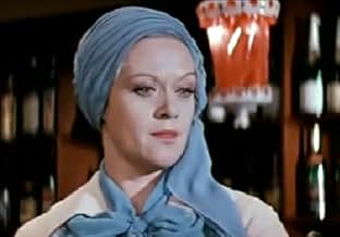 U tepaga otirdi va mushukini uning sikiga surtdi.