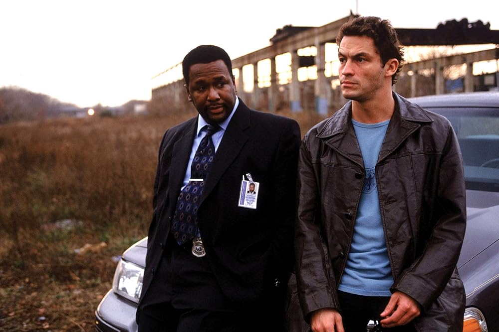 11 séries clássicas da HBO Max que todo mundo deveria assistir A HBO sempre foi referência em qualidade quando o assunto é séries de televisão. Antes mesmo da chegada do streaming, o canal já moldava o jeito como consumimos seriados, apostando em narrativas adultas, ousadas e inovadoras. personagens-serie-the-wire-detectives-investigando-em-baltimore
