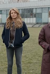 Uyda külotsiz etuk ayollar, ularning mushuklarini yirtib tashlagan fotosuratlari