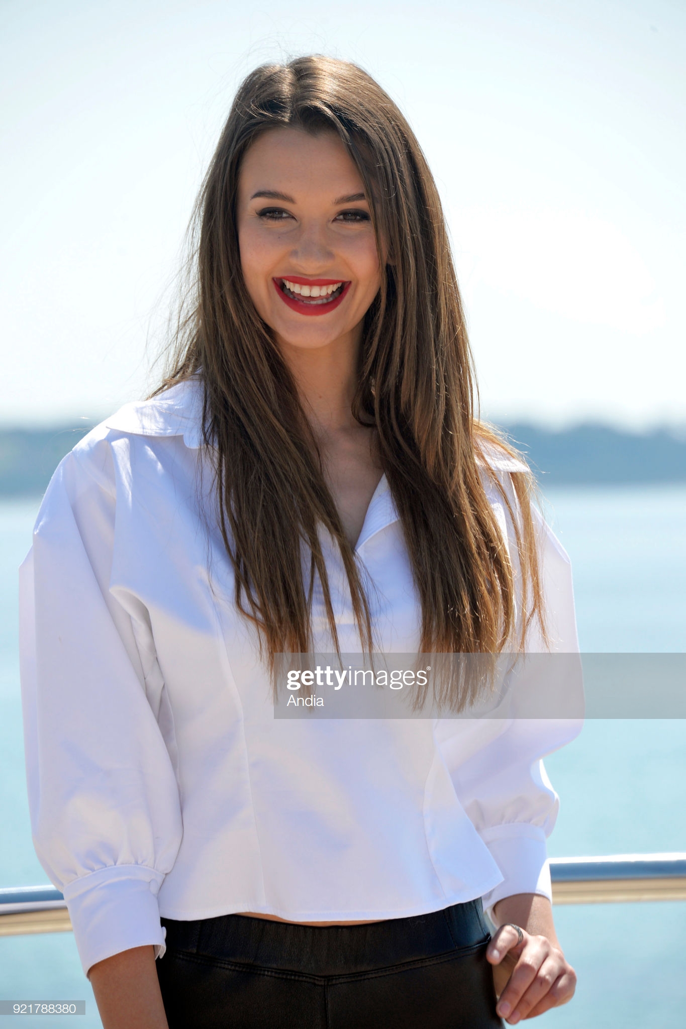 Norasmiy qizlar bilan porno Uydagi yalangoch yigitning surati