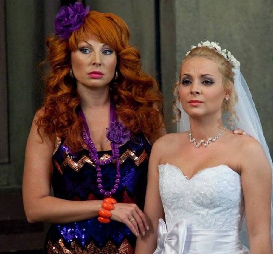 Uning yuzida otirgan qiz porno video Ozarbayjon ayolini eshagiga sikishdi