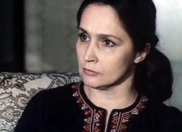 Rossiyalik ona o‘g‘lini erkalab qo‘yib, u bilan jinsiy aloqada bo‘lgan. Onlayn tomosha qiling.