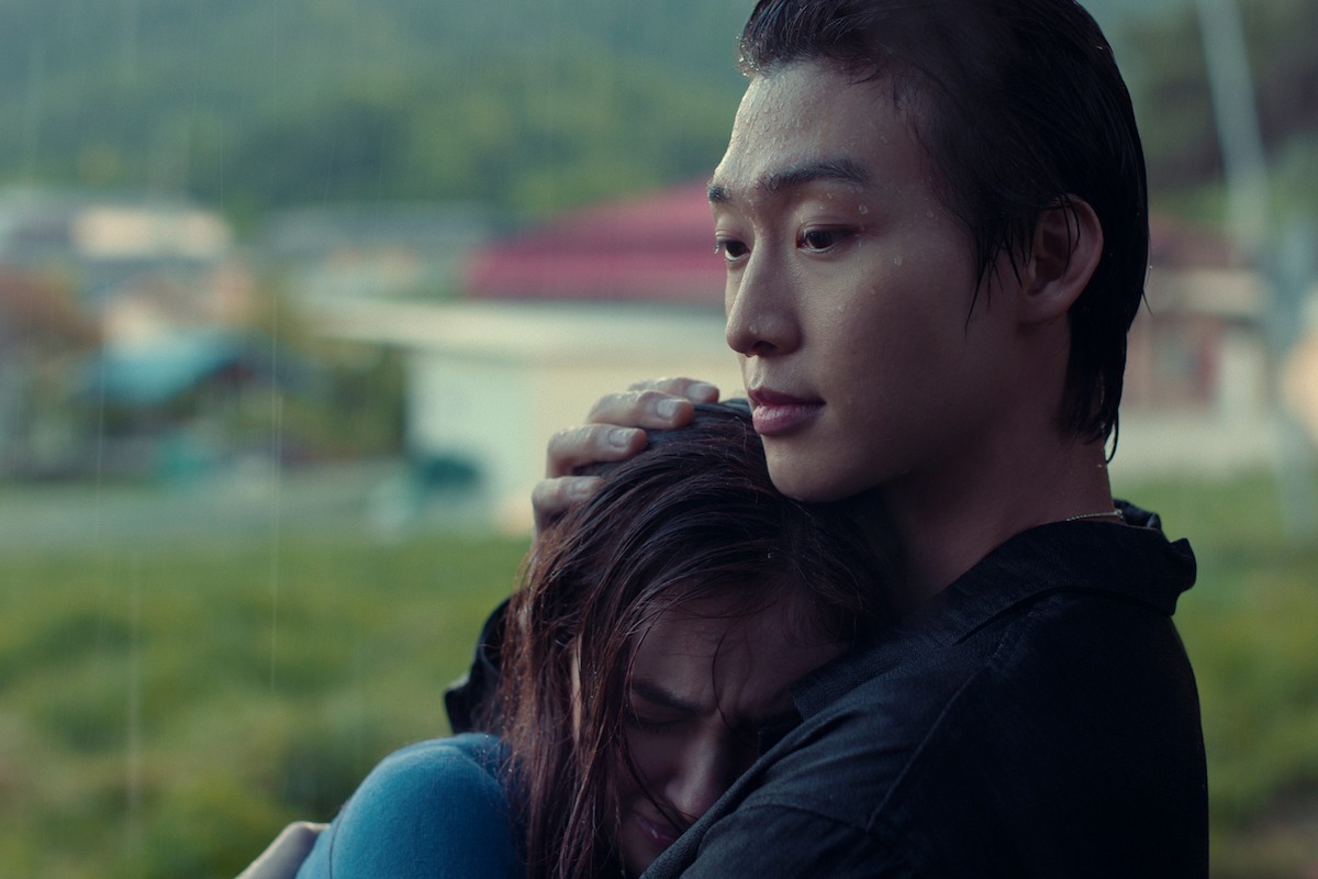 YouTubeda ayollar hojatxonasini tomosha qilish Chiroyli talaba bilan ikki teshikli jinsiy aloqa