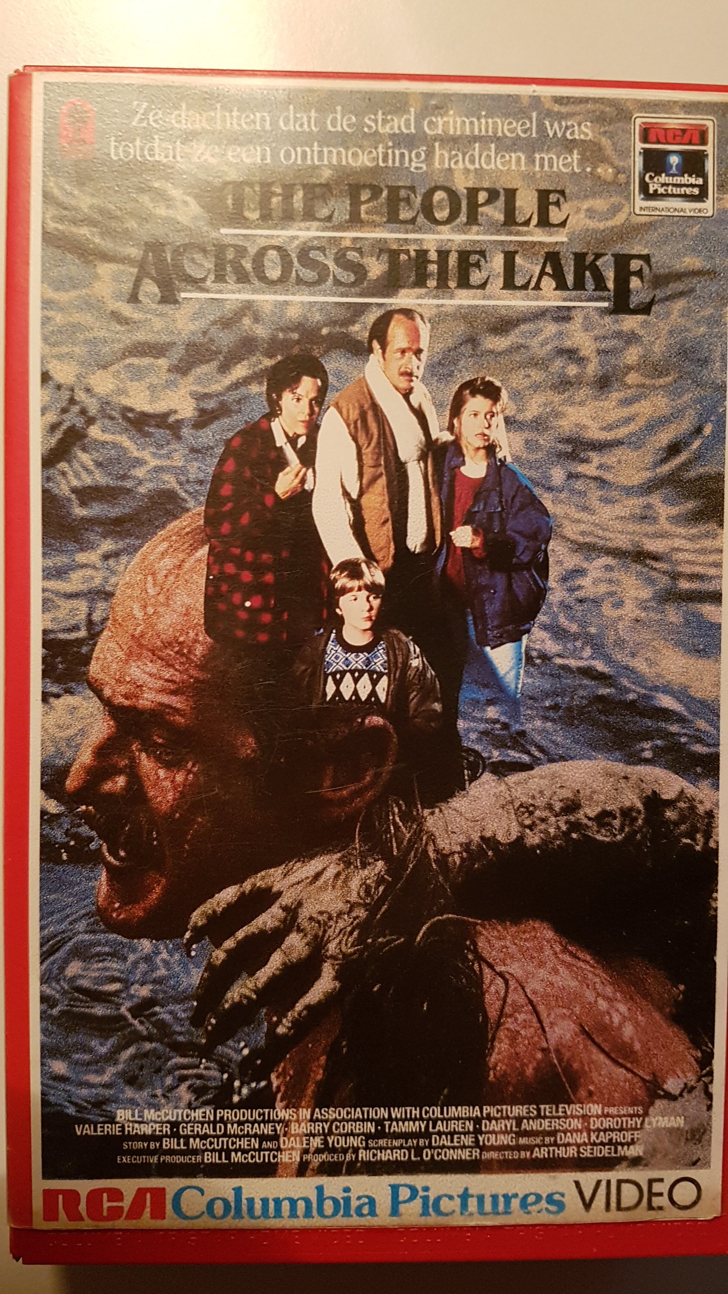 People of the lake. Компания на берегу реки. С друзьями на речке. Картинки туризм пожилых. Красивые озёра с людьми.