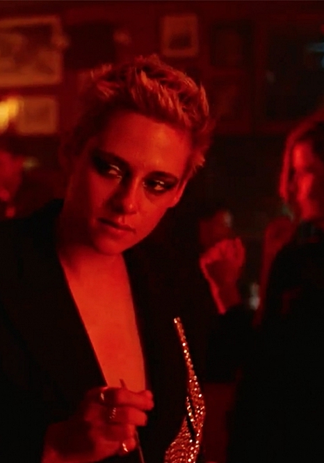 Keksa bir kishi yosh ayolning kokragidan opadi