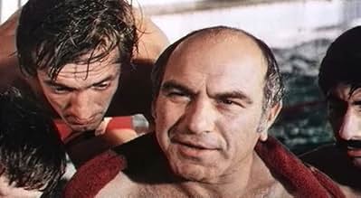 Mushukda kolbasa bilan surat Uning etagini kotarib, toplariga solib qoydi.