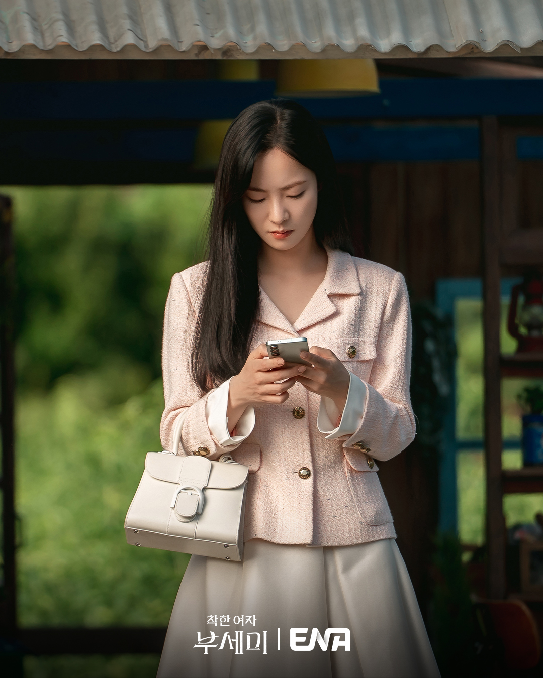 Jeon Yeo-bin diện vest hồng trong Ms. Incognito (2025)
