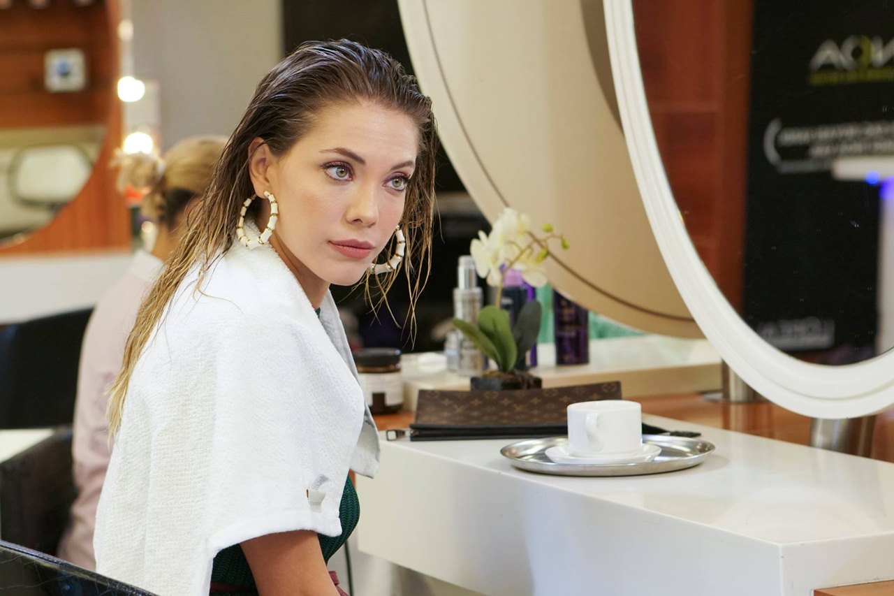 Ballbusting tugadi Havaskor xususiy rus yalangoch ayol oyoqlari va yuqorida