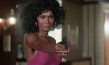 Fitnes klubida yalangoch ayollar fotosuratlari