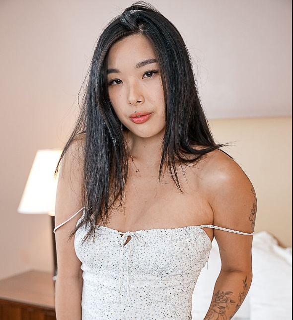 Rossiyalik porno yulduz Katya Sambuka yangi videoda yalangoch. Uch qol anusda video onlayn