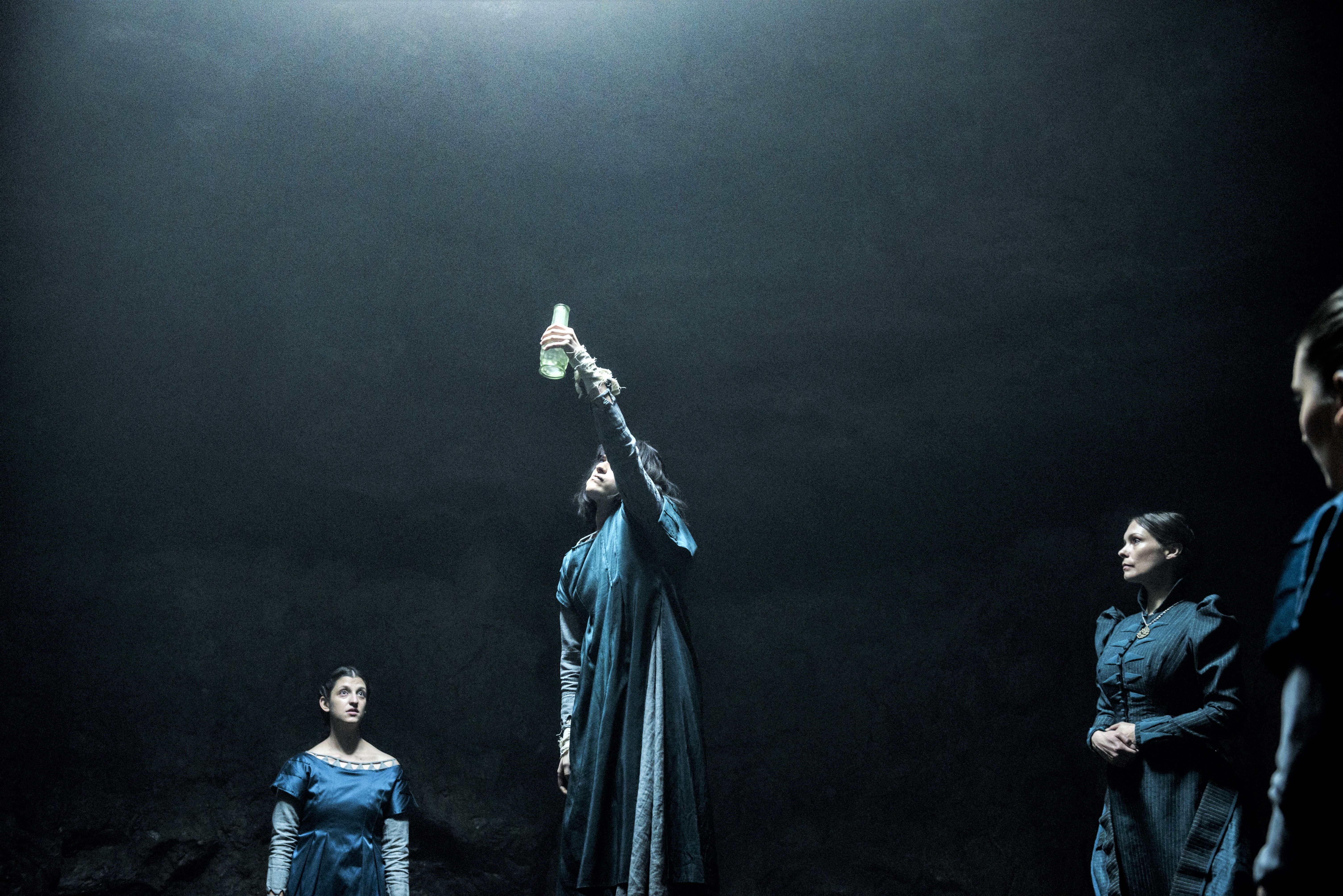 Yubka ostidagi paypoqlarning porno surati