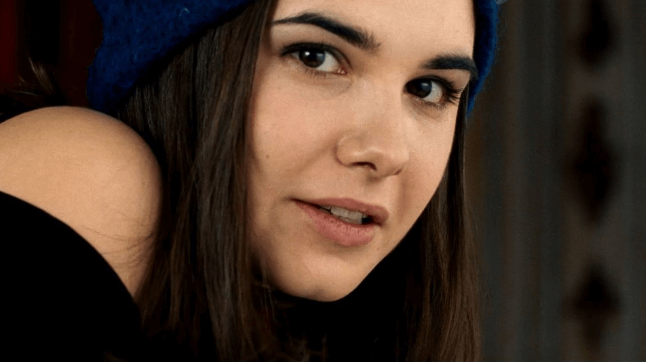 Stolda porno jinsiy aloqa Yigit taytlarni hidlaydi