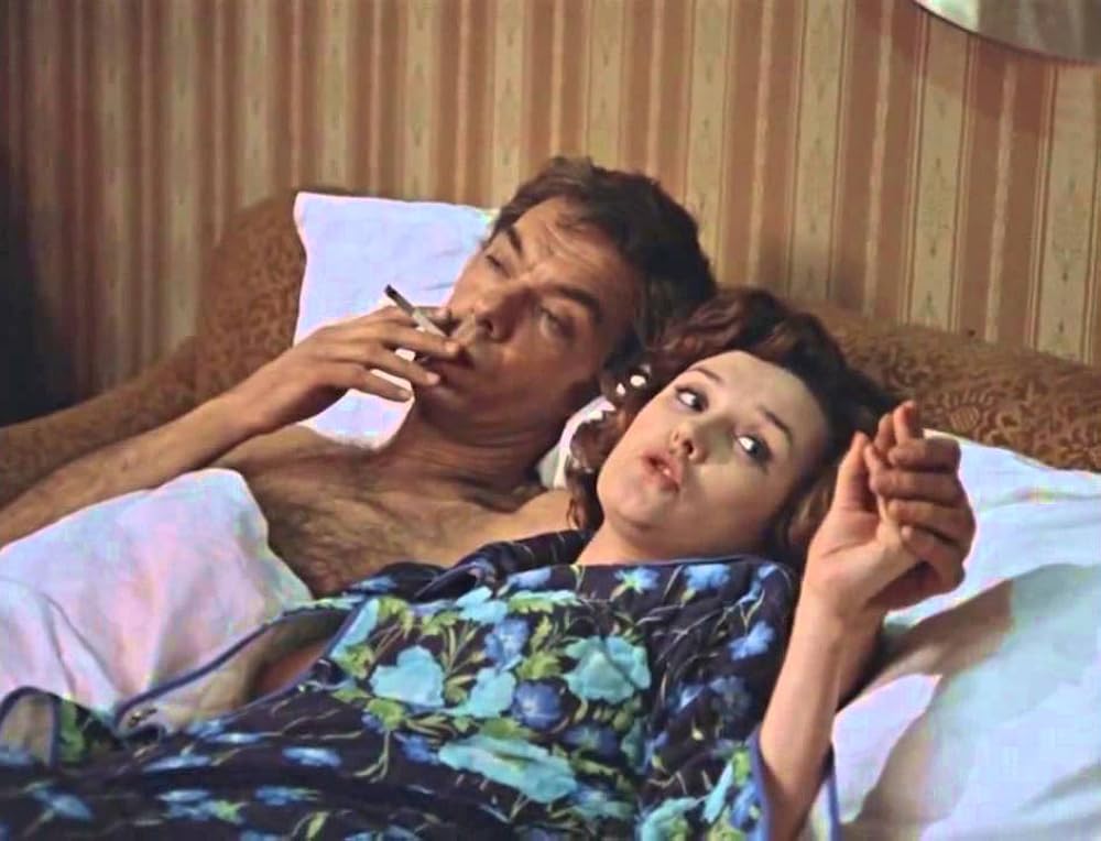 Gullar porno video Oglini davolayotgan onaning porno video