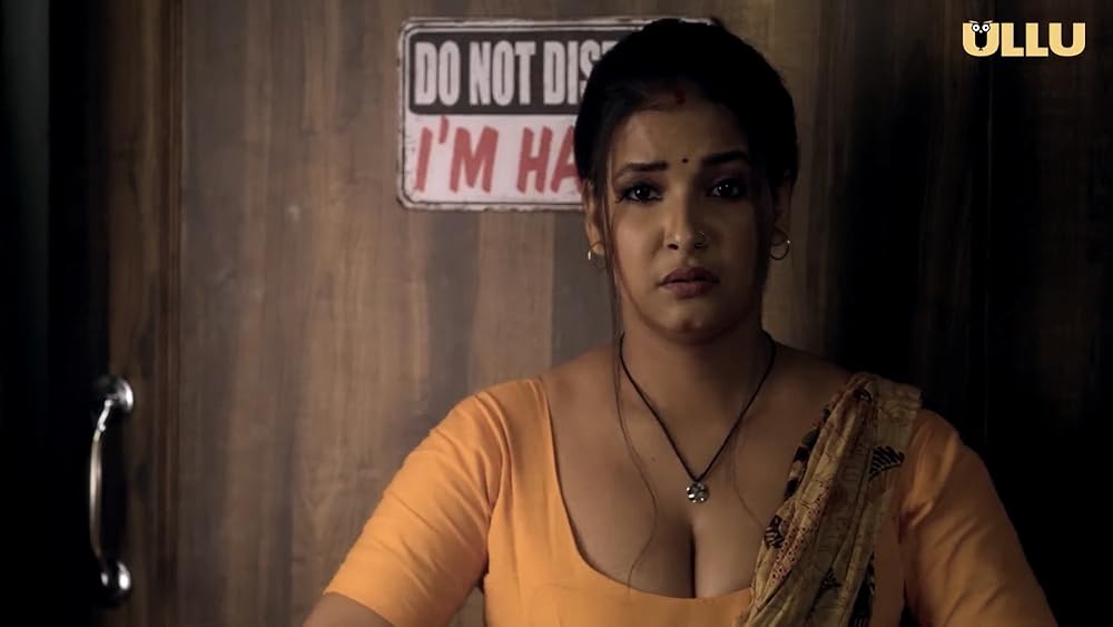 Qichqiriq pornosi yetarli Erkaklar ayollarning yuzidagi spermani yalaydilar