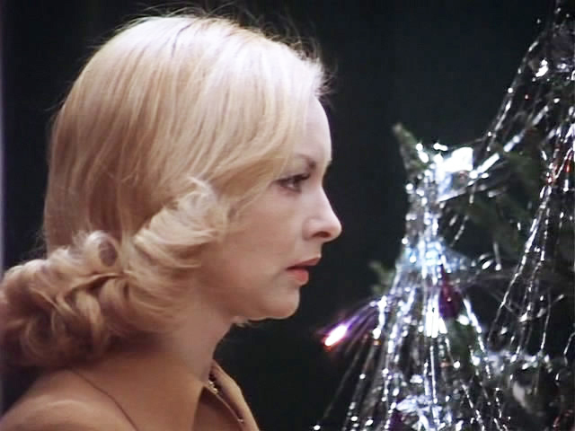 U uni hojatxonada soradi Boglangan odam konfeti bir necha marta