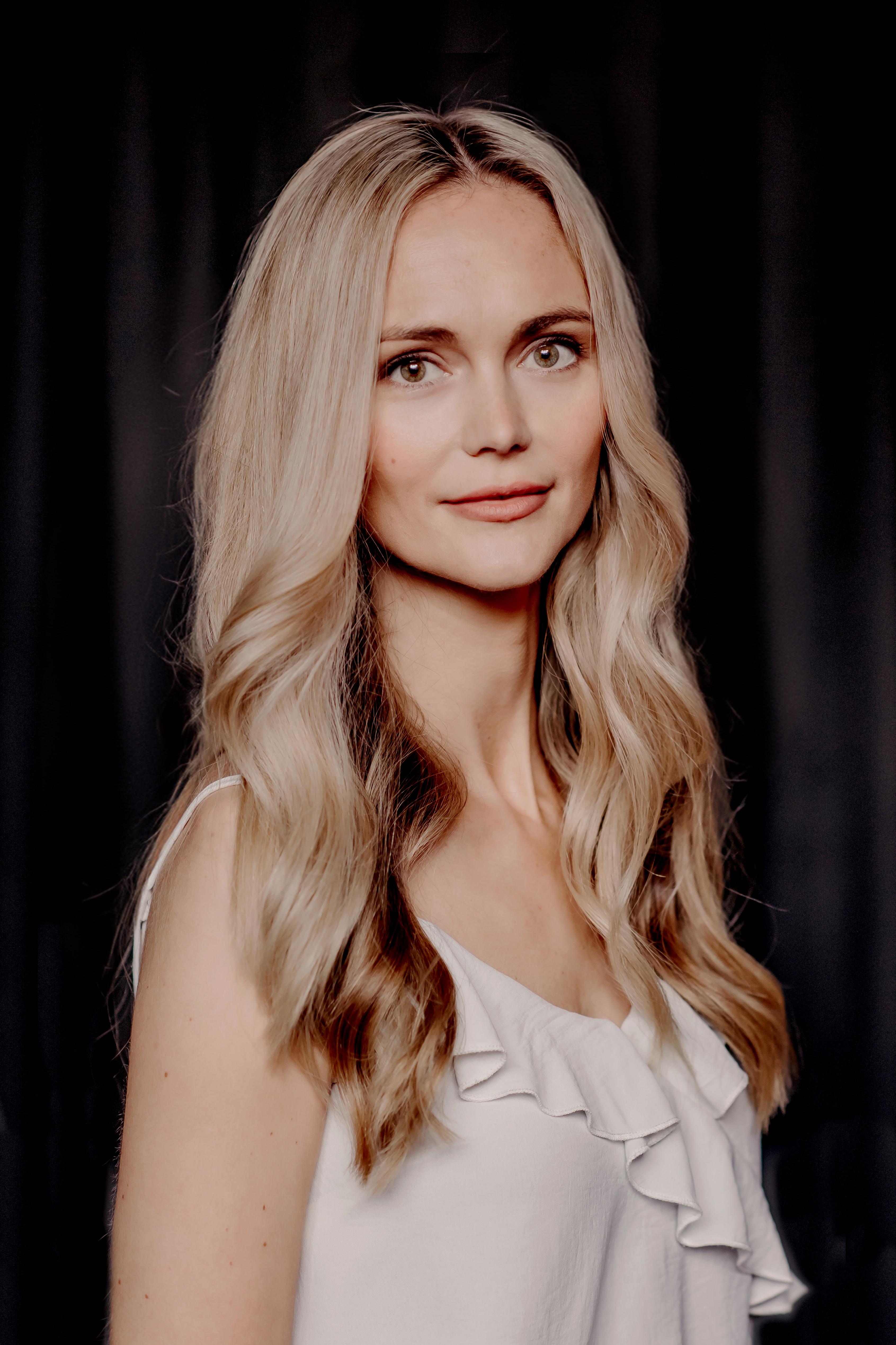 Arablar qizlarni jinsiy qullik uchun ogirlashadi Kiyinish xonalarida sohilda porno video