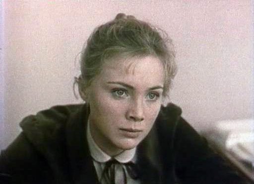 Күйеуі әйелін құлағынан сипалайды