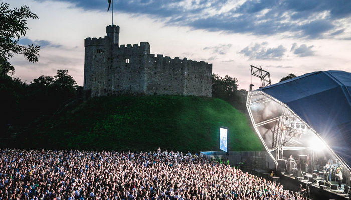 Tom Jones: Live at Cardiff Castle (2004)