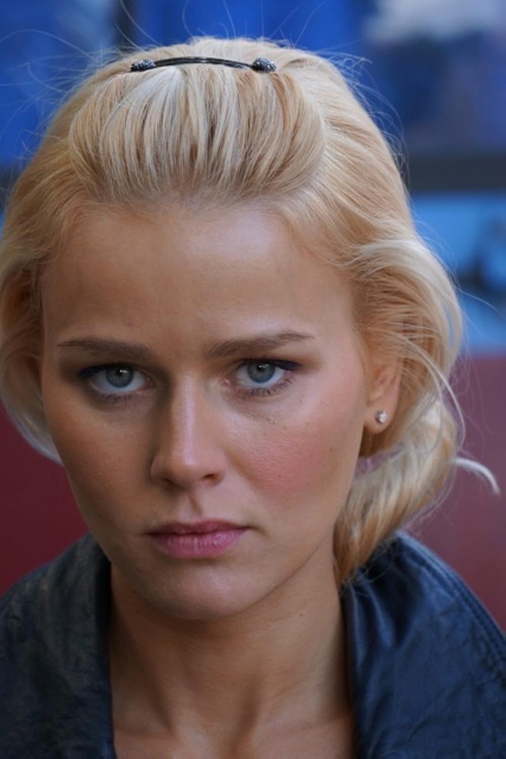 Klitoris bilan oynashni yaxshi koradi Lift tashish porno video