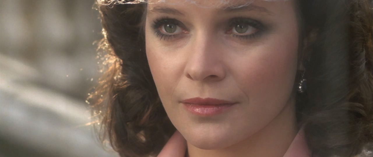 Erini xorlab xotinini sikibdi. Garajda sikish porno