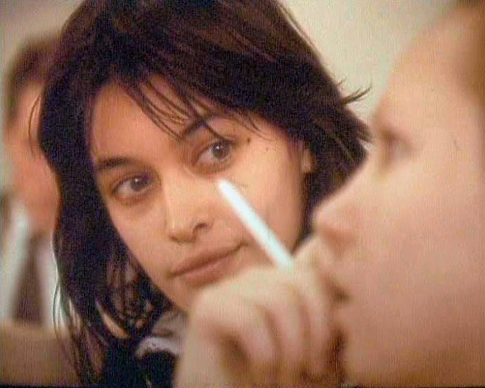 Rossiya, Dom 37, 10-kvartirada kim jinsiy aloqada bolganini bilib oling. Ayol mushuk bilan sigaret chekadi va uzuklarni puflaydi