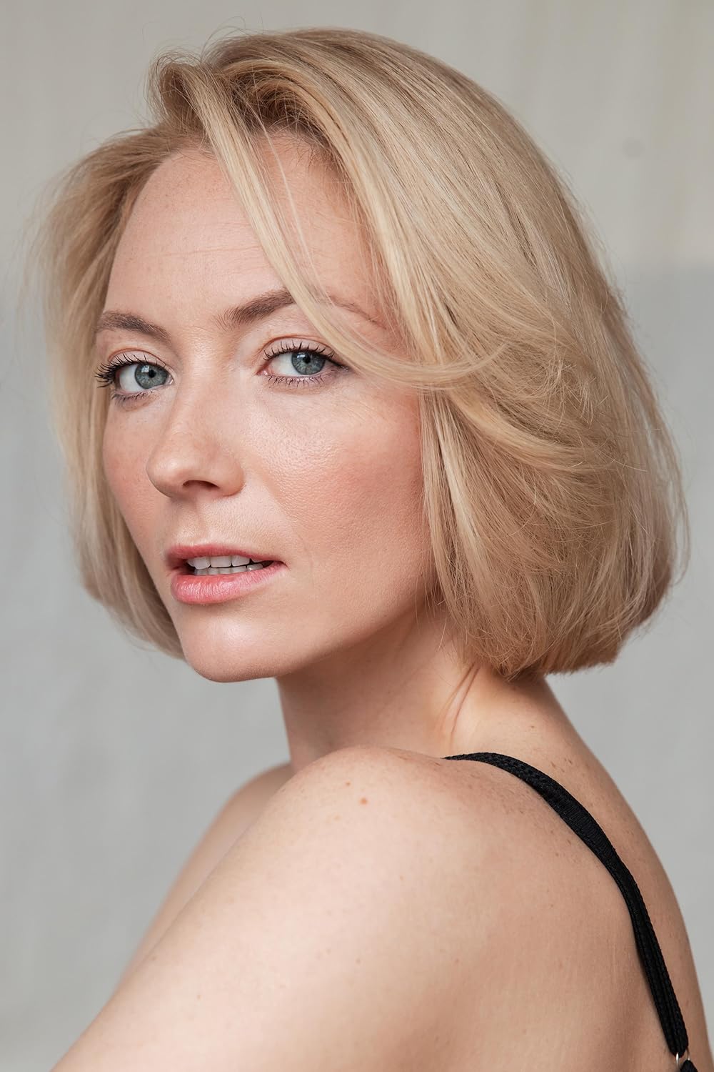 Gozal sexy oqituvchi bilan sinfda jinsiy aloqa video U stuldan yiqilib tushadi