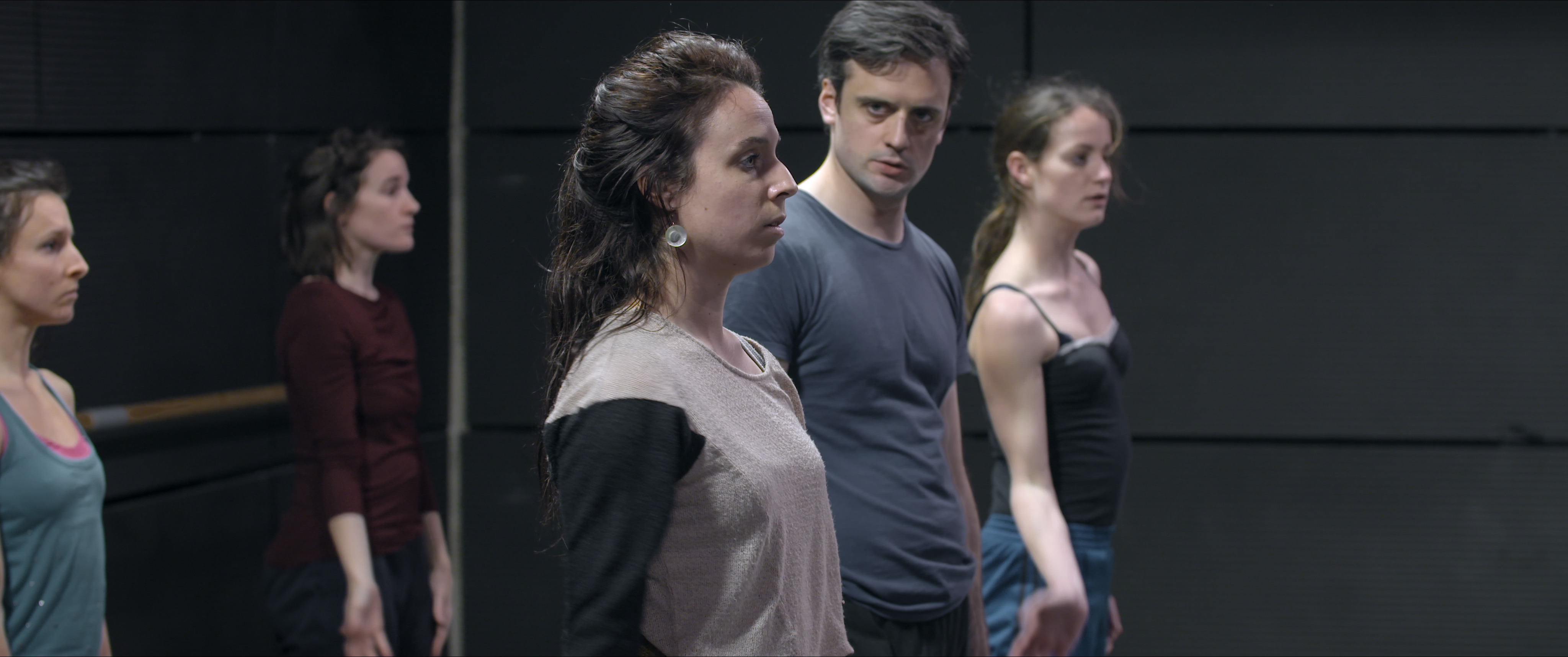 Ayollar striptiz oyinini oynashadi Paypoqdagi anal jinsiy aloqa fotosurati