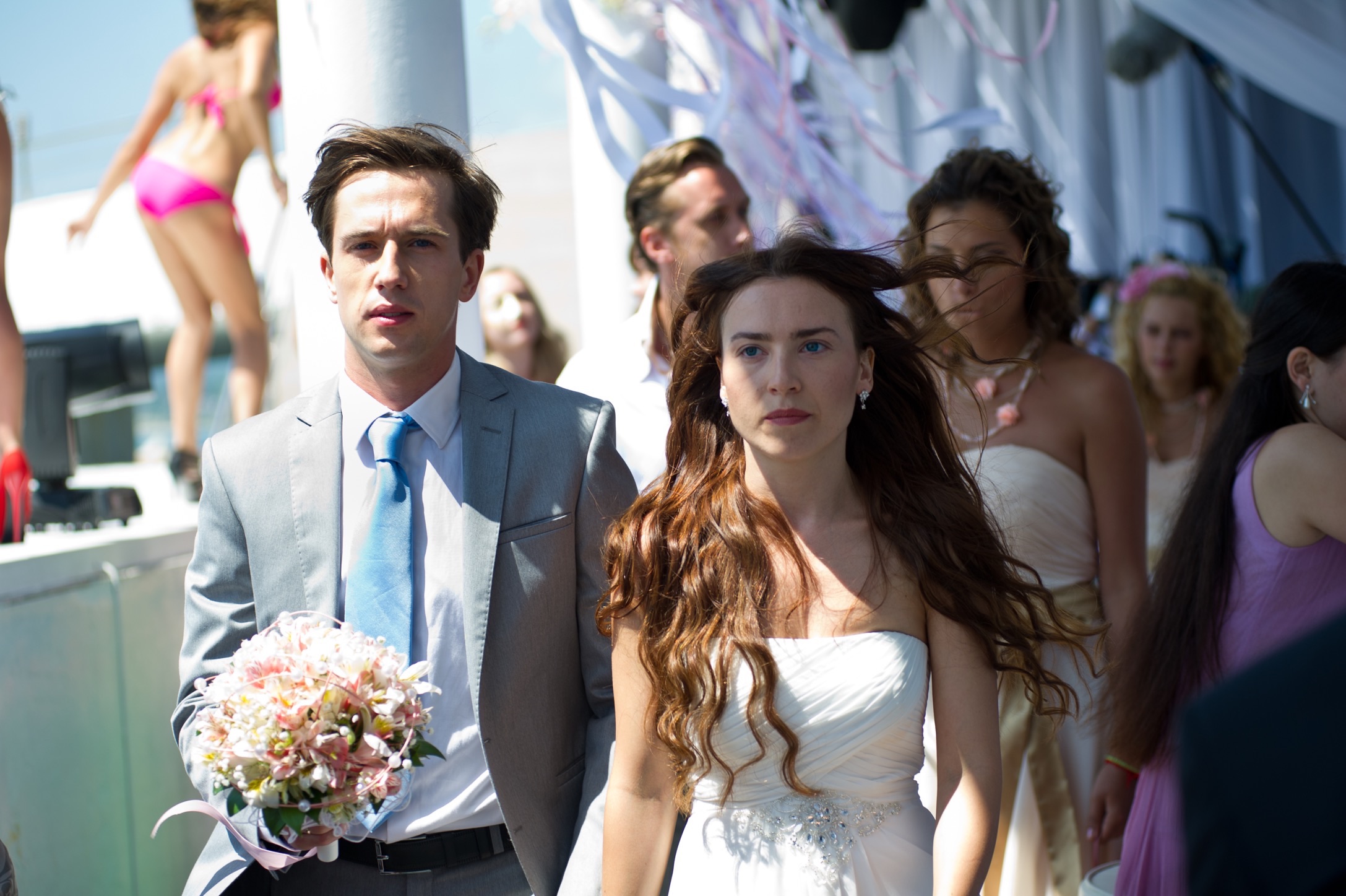 Yigit va qiz dosti Porno ayolning mushukini silaydi